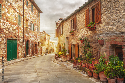 Fototapeta Stare włoskie kolorowe miasto w Toskanii