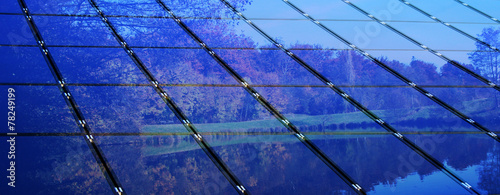 Solarzellen mit Wald und See