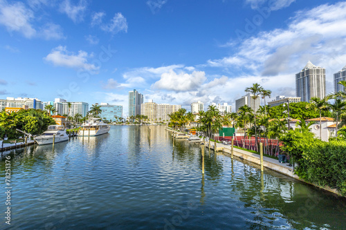 luxury houses at the canal in Miami Beach with boats © travelview