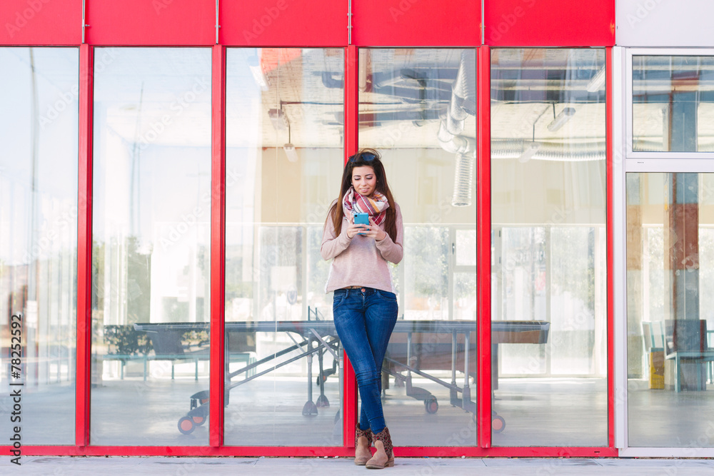 Obraz premium Young woman using phone