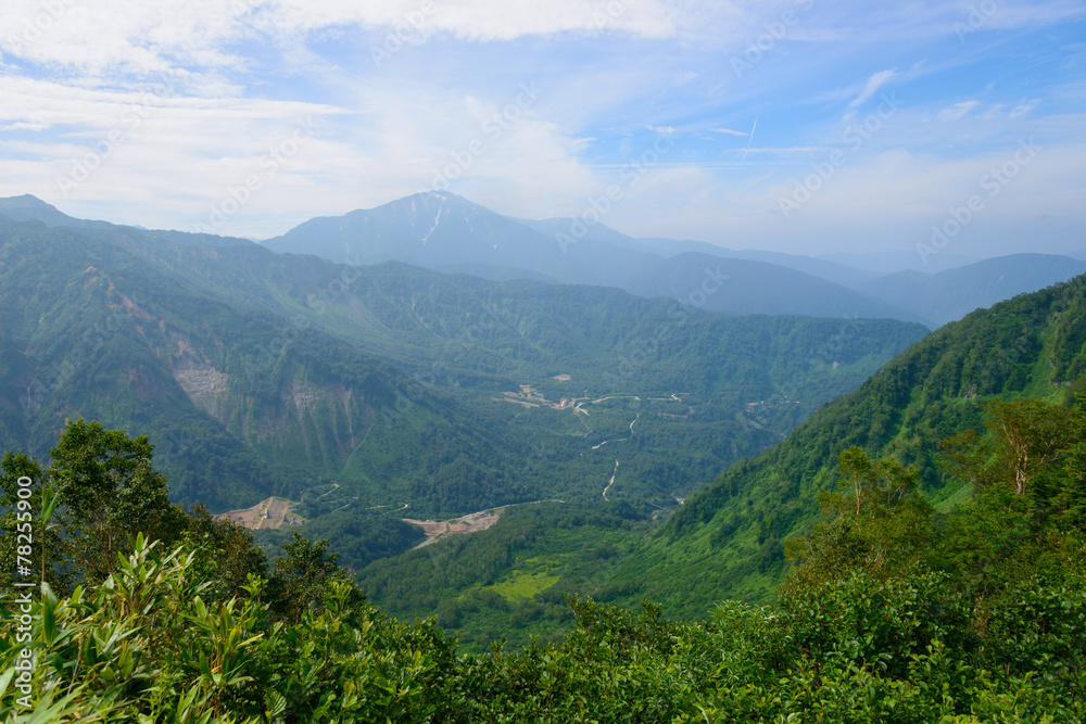 Fototapeta premium View from Midagahara in the Tateyama mountain range in Toyama, J