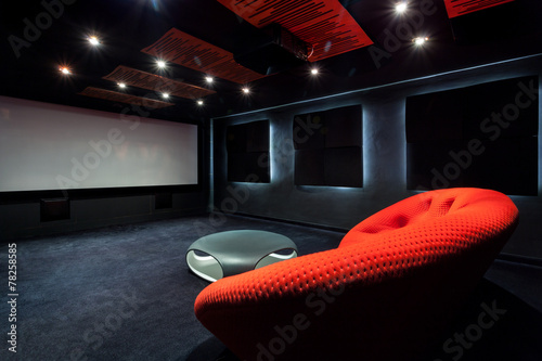 Foto Comfortable red sofa in interior