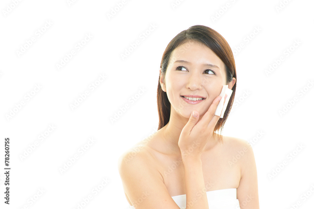 スキンケアをする女性 スキンケアをする女性