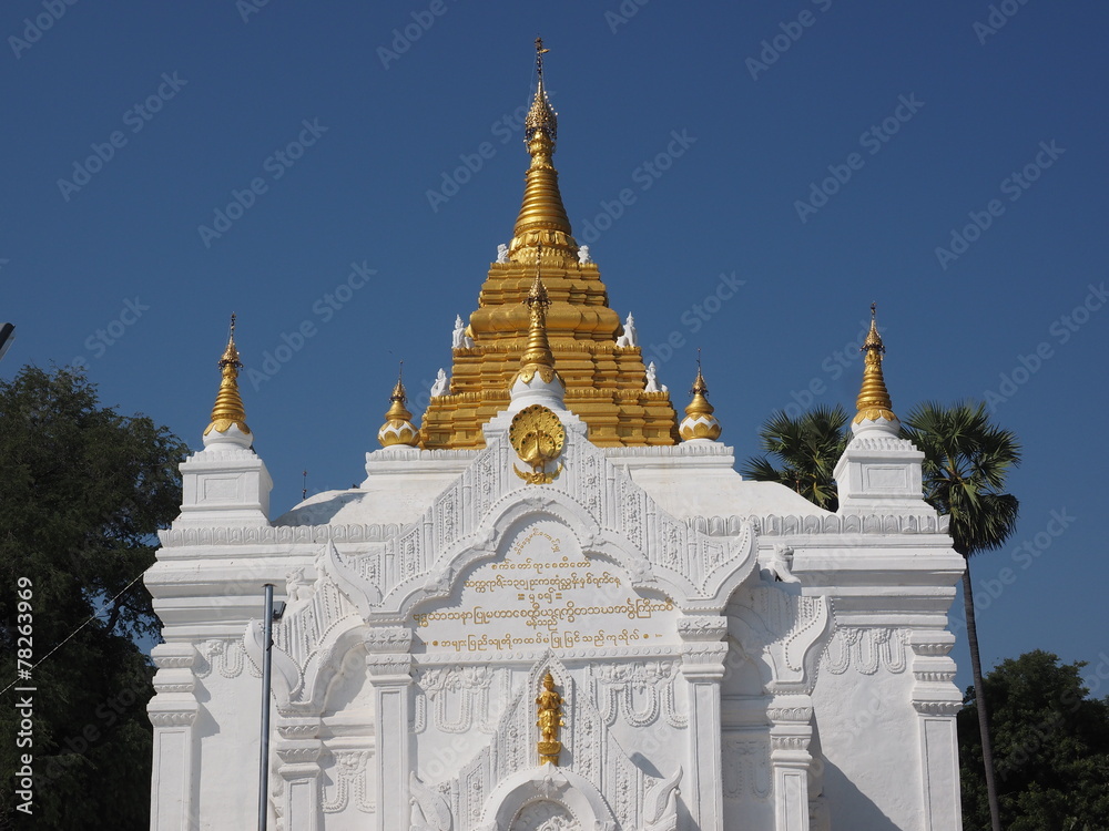 Pagoda budista en Mingun (Myanmar)