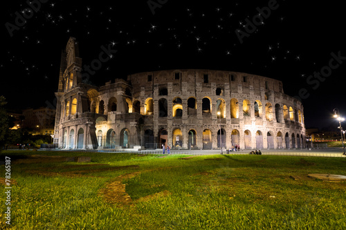 Φωτογραφία Colosseum in Rome against the stellar sky
