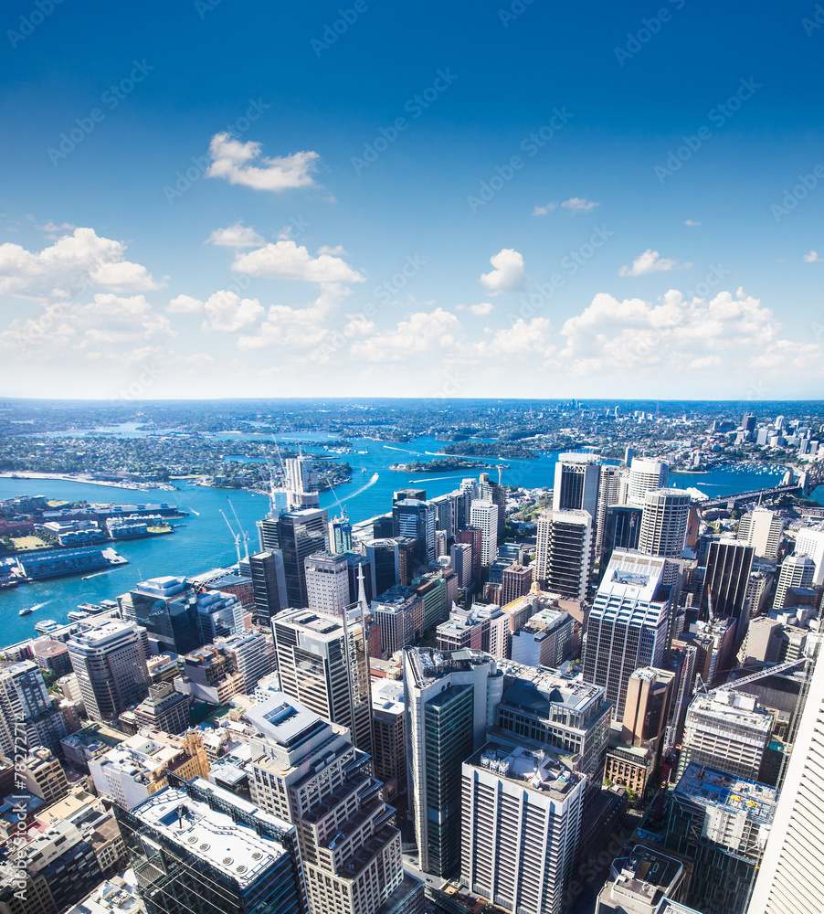 Naklejka premium Widok na centrum miasta w kierunku Sydney Tower, Australia.
