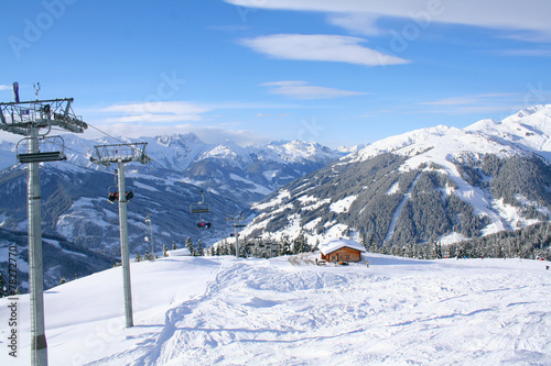 Sessellift und Berge mit Skihütte
