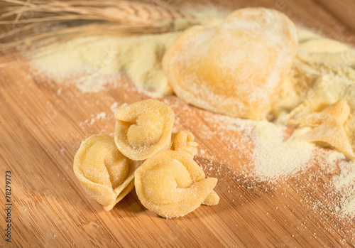 Tortellini freschi con della semola e spiga di grano photo