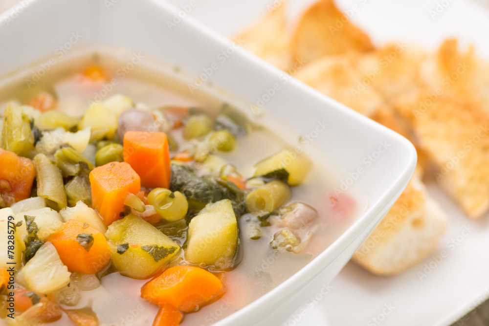 Minestrone di verdure servito nella scodella Minestrone di verdure servito nella scodella