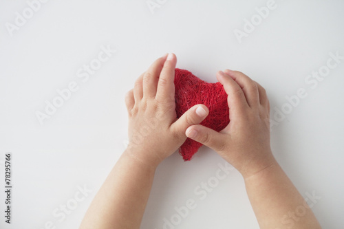 赤いハートと子供の手