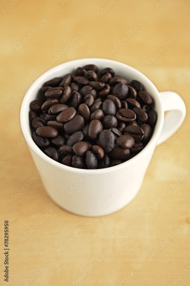 コーヒーカップに入れたコーヒー豆 コーヒーカップに入れたコーヒー豆