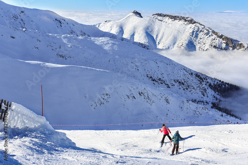 Zima w polskich Tatrach, narciarze na zboczu Kasprowego