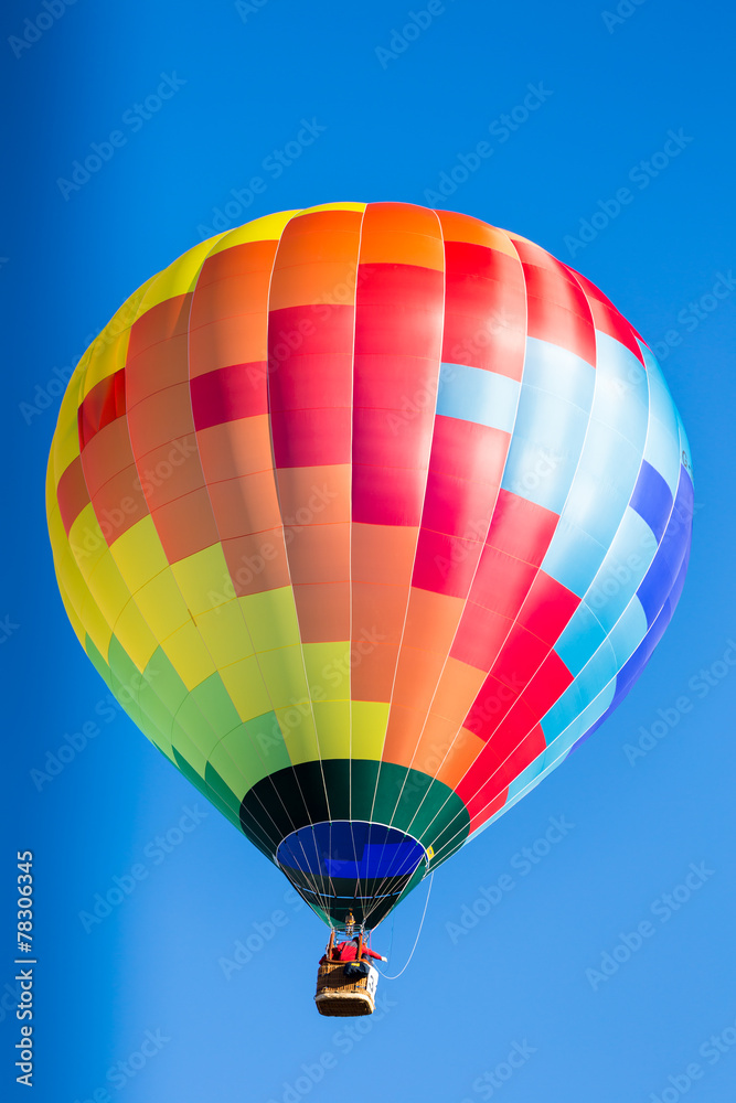 Obraz premium single colorful hot air balloon in flight