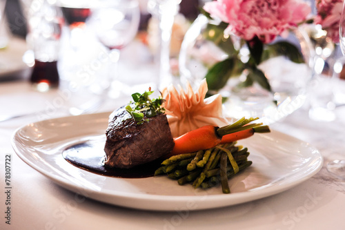 teller mit fleisch und gemüse photo