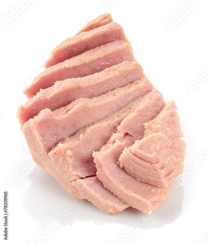 Foto Tuna. Canned fish isolated on white