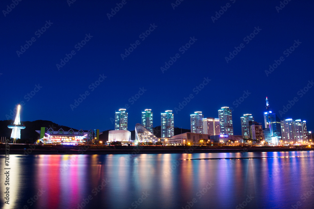 Obraz premium Panoramę Korei Południowej w nocy.