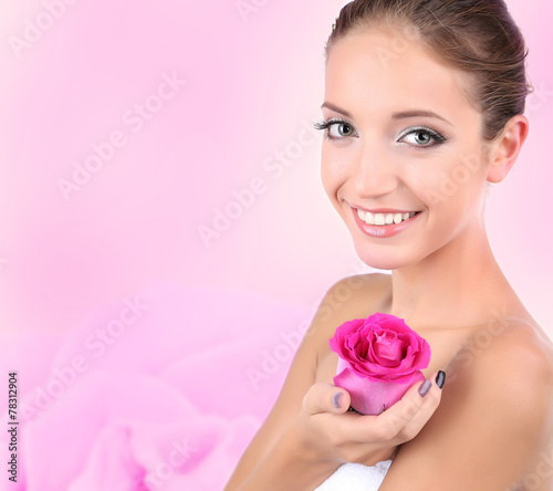 Beautiful young woman holdi...