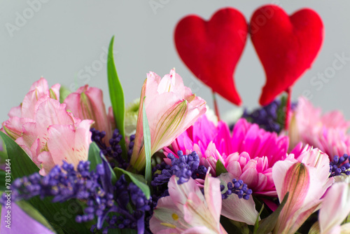Fototapeta Naklejka Na Ścianę i Meble -  Red hearts and a bouquet of flowers