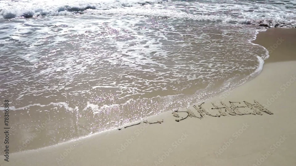Text REISE BUCHEN am Strand wird von Wellen weggespült Text REISE BUCHEN am Strand wird von Wellen weggespült