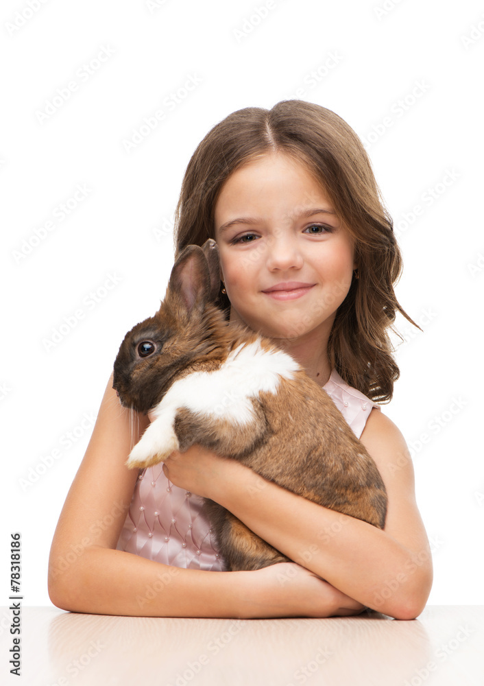 Naklejka premium Little girl holding cute brown bunny