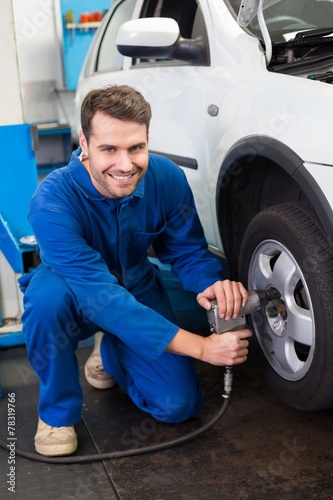 Mechanic adjusting the tire wheel © WavebreakmediaMicro