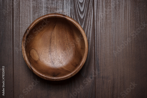 Φωτογραφία salad bowl on the  brown wooden table