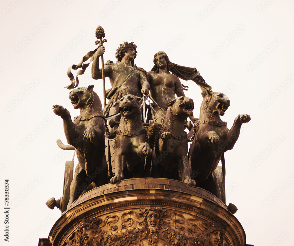 Obraz premium Sculpture at the top of the portal Semper Opera