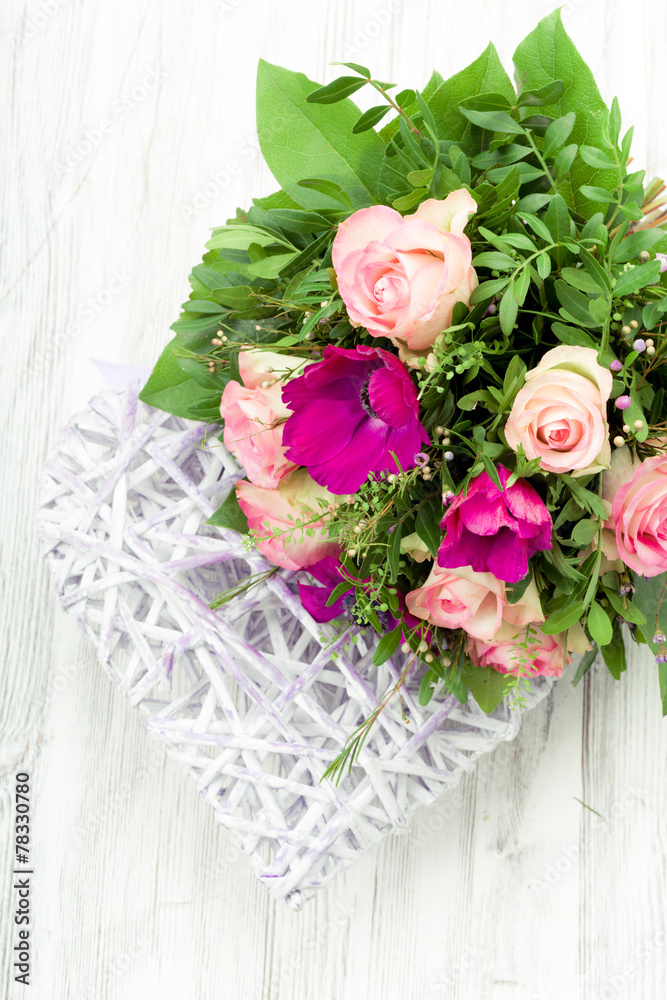 Fototapeta premium Blumenstrauss auf einen Hintergrund