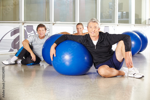 Mann in Gruppe Senioren mit Gymnastikball
