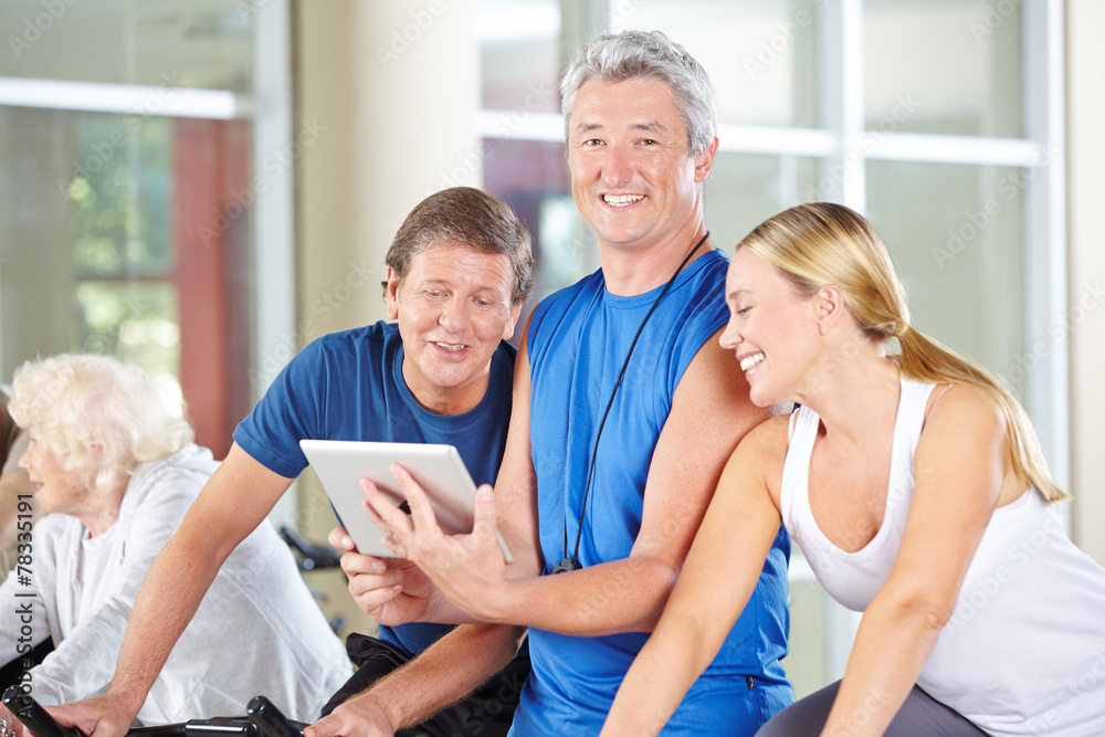 Obraz premium Übungsleiter im Rehazentrum mit Tablet Computer