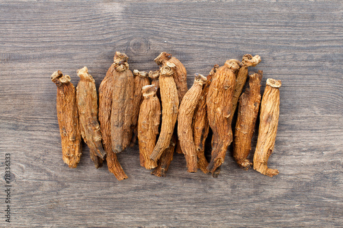 Obraz na płótnie ginseng on the wood table w salonie