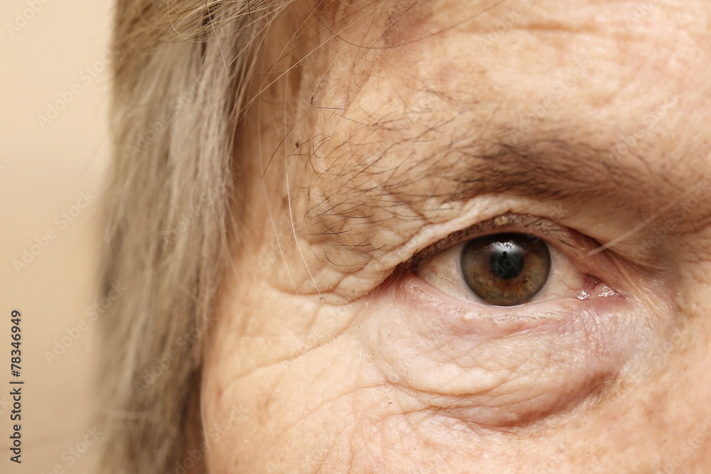 Naklejka premium Close-up of old woman's eye
