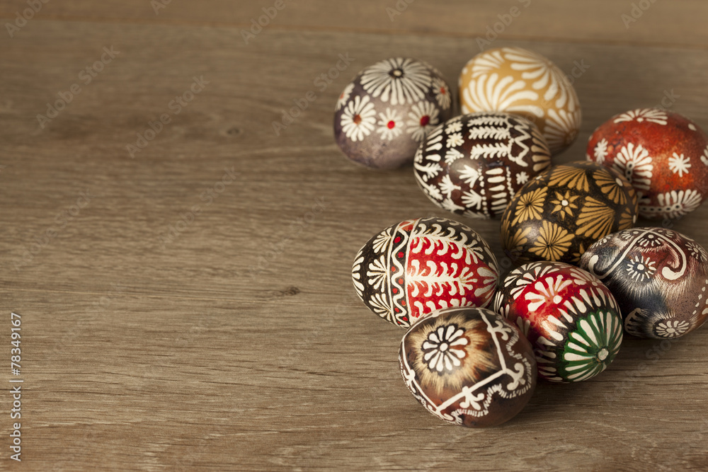 Obraz premium Easter eggs on wooden background