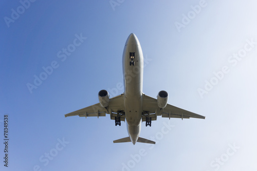 青空を飛行する旅客機