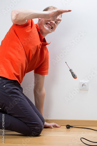 Foto Electrocuted man repairing socket