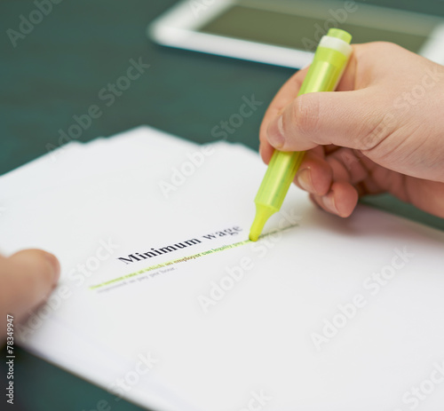 фотографія Marking words in a minimum wage definition