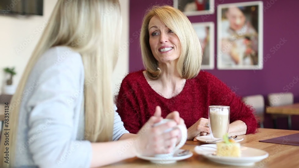 Mutter und Tochter im Café Mutter und Tochter im Café