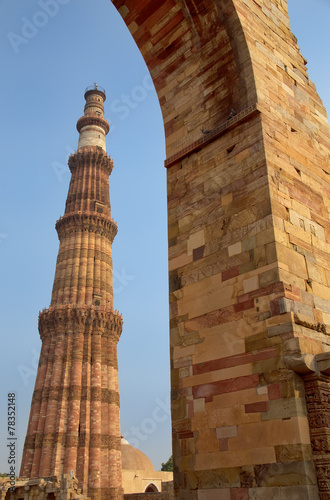 Qutub Minar tower seen through arch, Qutub Minar complex in Delh