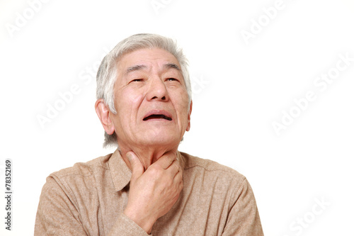 喉が痛む高齢者