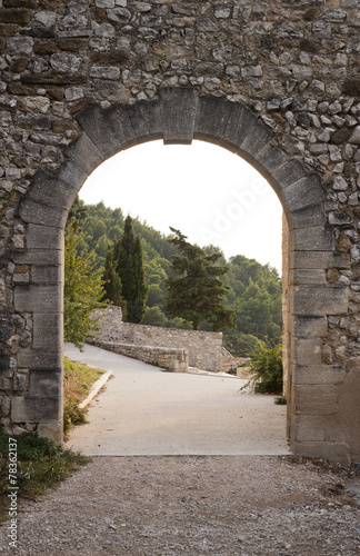 Valokuva Arch gate in Gigondas