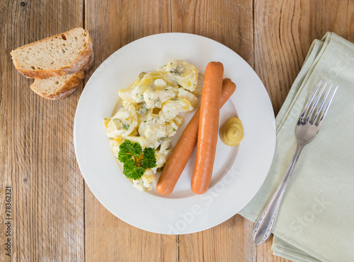 Kartoffelsalat mit Würstchen und Senf.