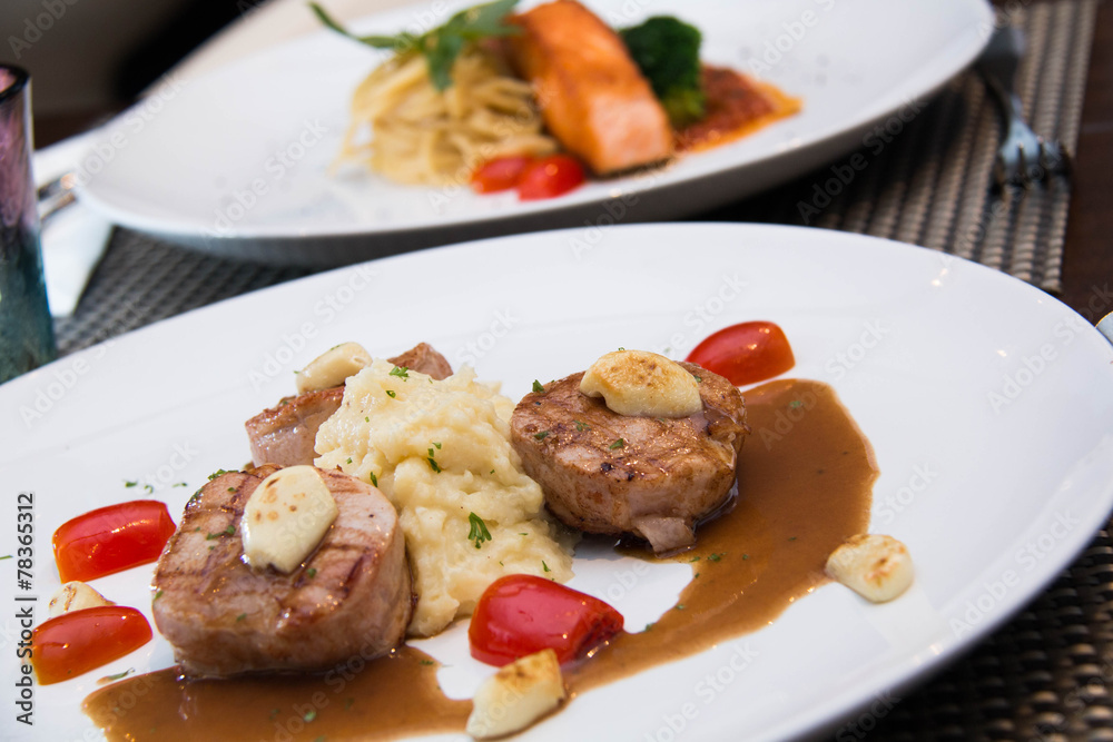 Mashed potatoes and beef steak