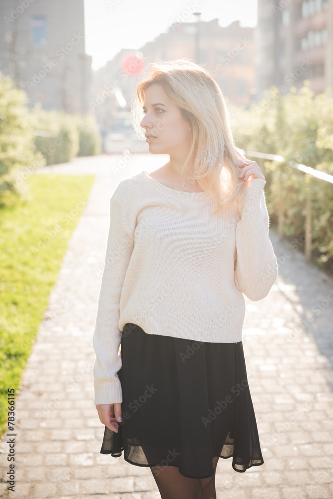 Obraz premium young beautiful blonde woman outdoor