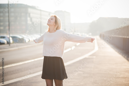 Fotografia young beautiful blonde woman outdoor
