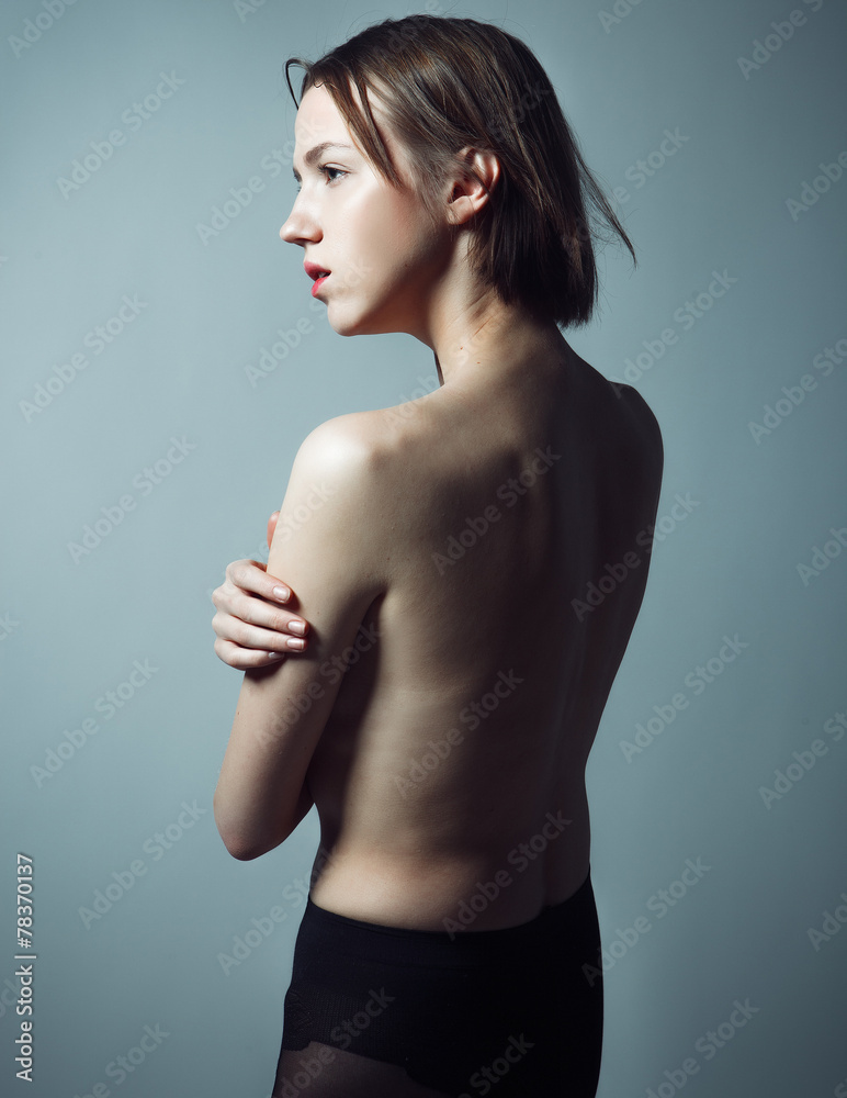 Naklejka premium Elegant nude woman with short blond hair.