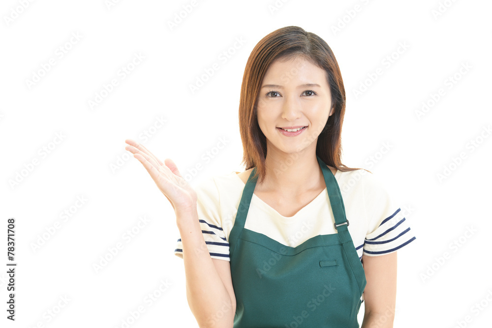 エプロンを着た笑顔の女性 エプロンを着た笑顔の女性