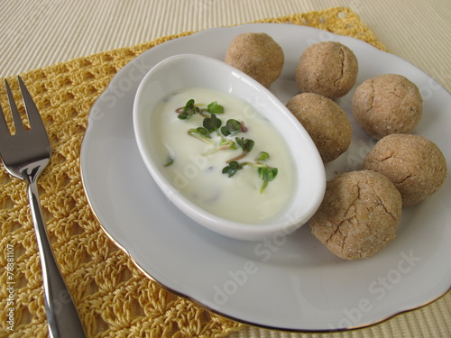 Tsampa-Bällchen mit Joghurt und Radieschensprossen photo