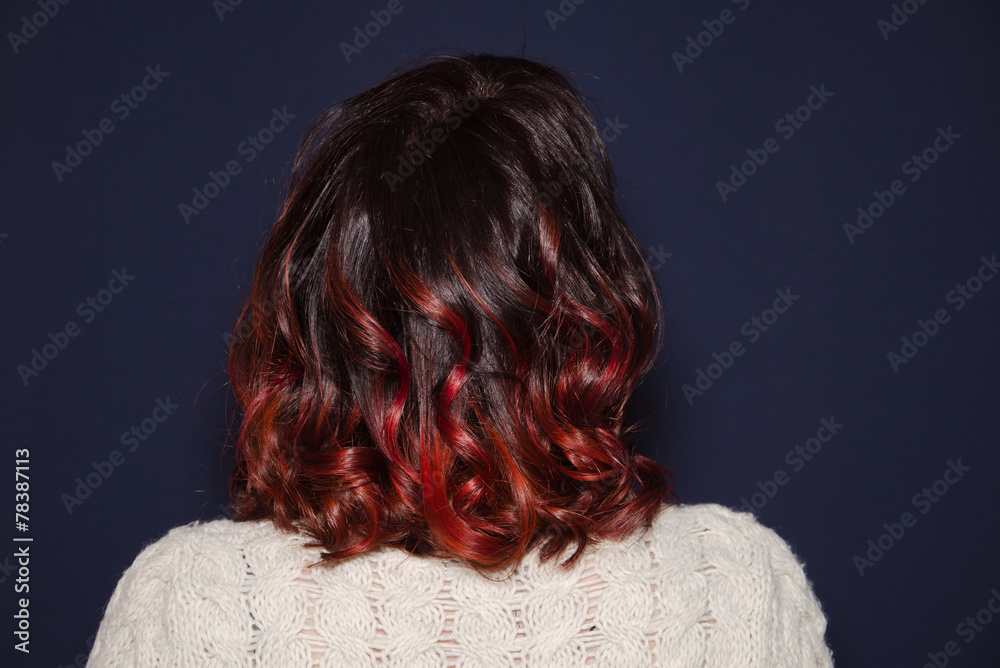 Foto Stock Donna con capelli shatush neri e rossi | Adobe Stock