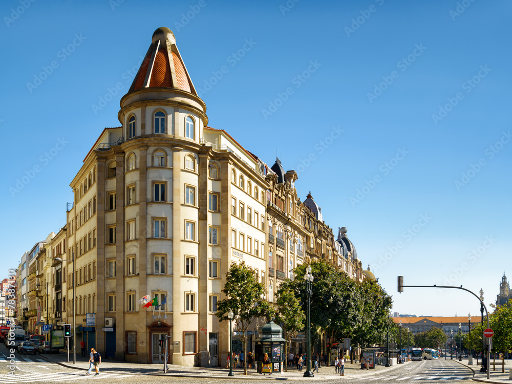 Obraz premium The crossroads of streets and the Avenue of the Allies (Avenida