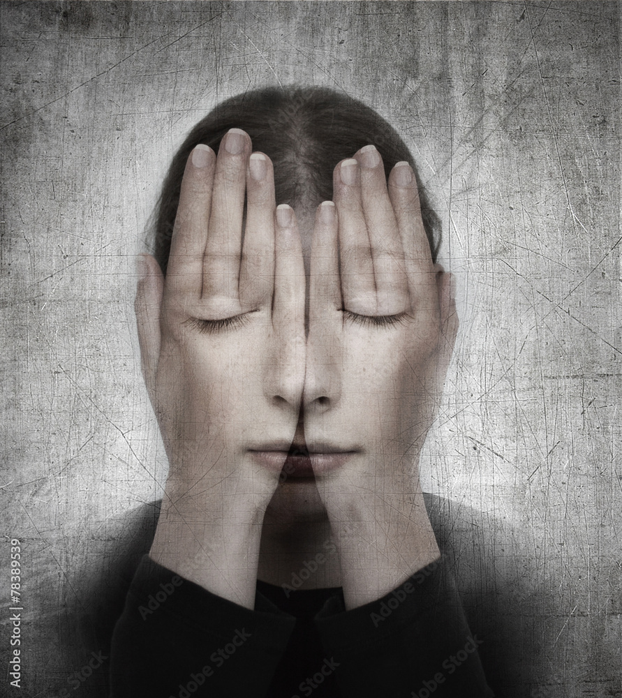 Naklejka premium Kobieta zakrywa twarz rękami na tle grunge. S